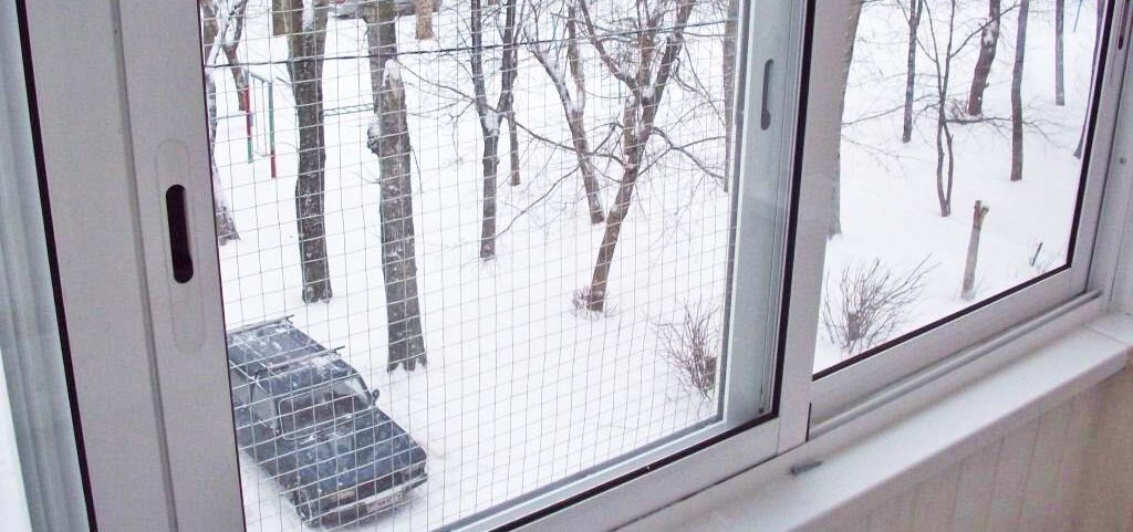 Сетка антикошка зимой на окне