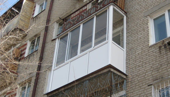 Варианты и примеры остекления балконов в хрущевках под ключ